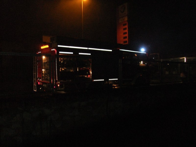 Zwei Müllcontainer brennen in der Vorstadt